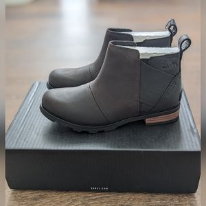 Sorel Emelie Chelsea boots in blackened brown. Size 6.5 US / 37.5 EU New, in box